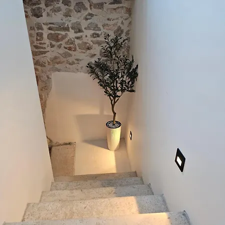 Stone House Anic *